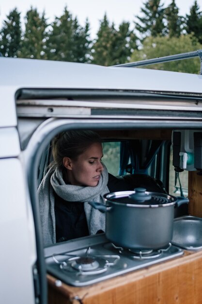 Foto frau sitzt im auto