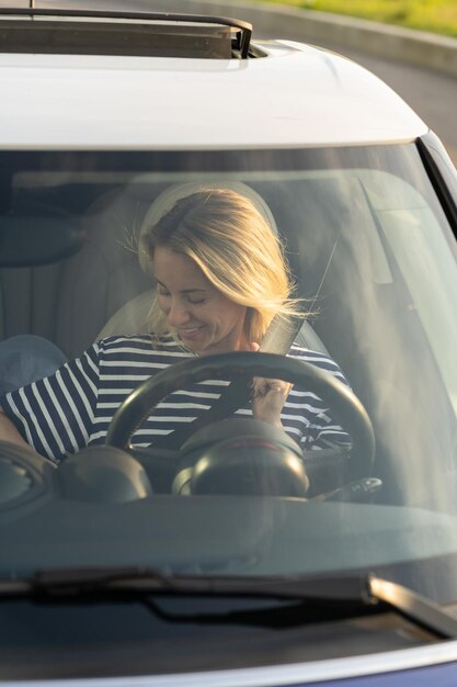 Foto frau sitzt im auto