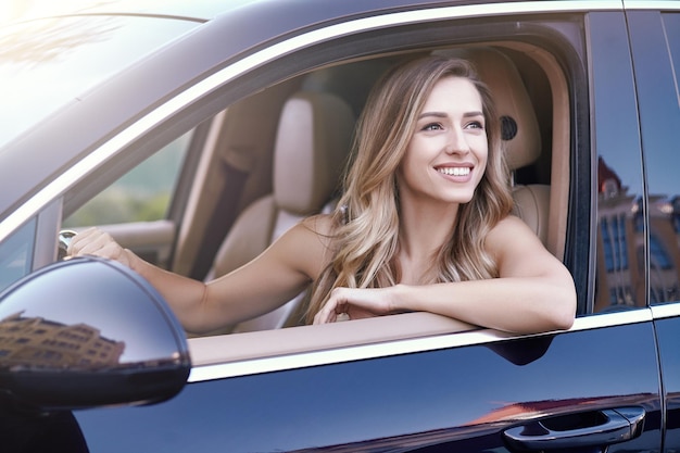 Frau sitzt im Auto