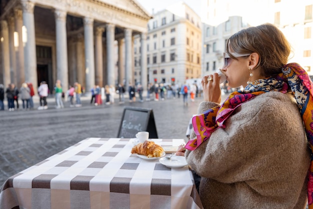 Frau sitzt im Café im Freien in Rom