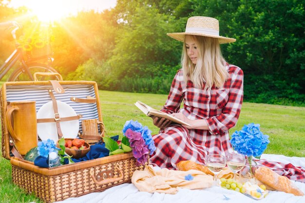 Foto frau sitzt im park