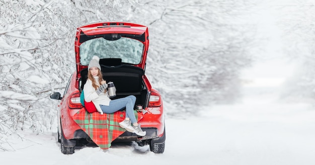 Frau sitzt im Schnee