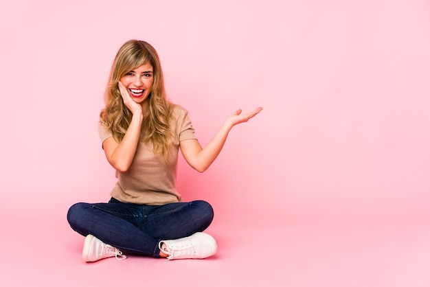 Frau sitzt in einem Studio