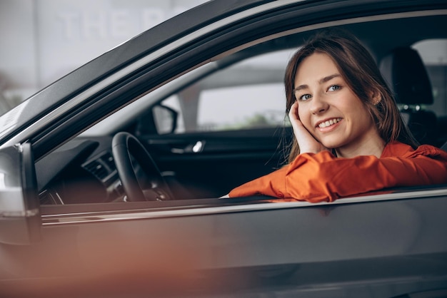 Frau sitzt in ihrem neuen Auto