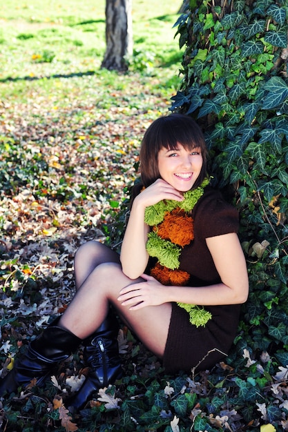 Foto frau sitzt unter einem baum