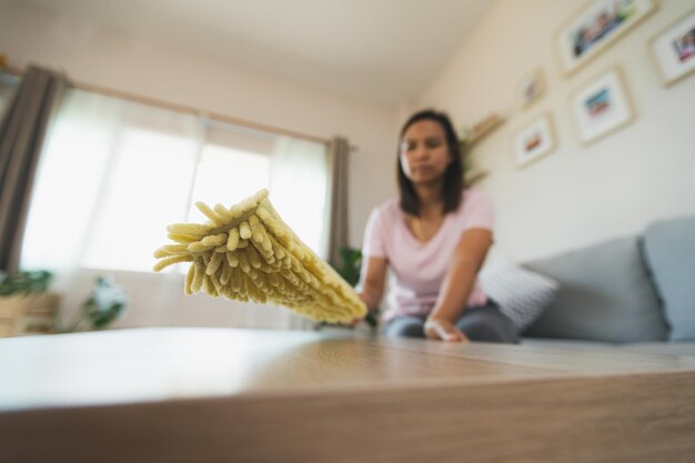 Foto frau sitzt zu hause auf papier