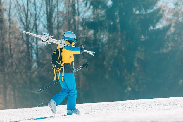 Frau Skifahren durch Winterhangberge im Hintergrund