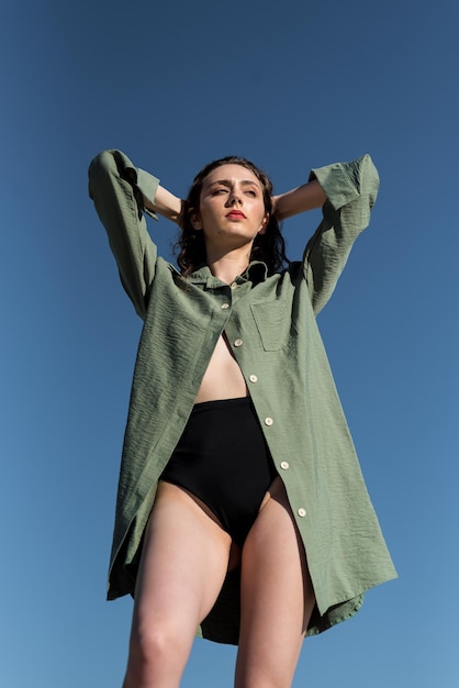 Frau Sommerkleidung im Freien am Strand