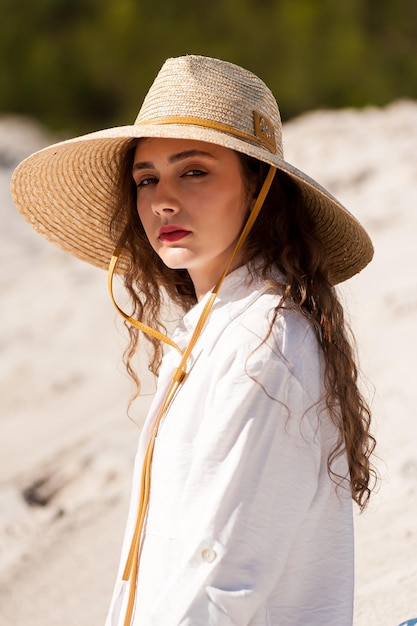 Frau Sommerkleidung im Freien am Strand