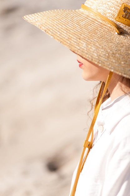 Frau Sommerkleidung im Freien am Strand