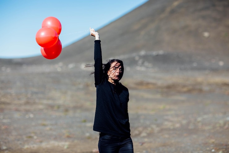 Foto frau spielt auf dem feld gegen klaren himmel