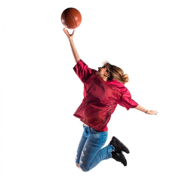 Frau spielt Baktetball