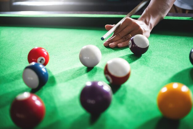 Foto frau spielt billard am tisch