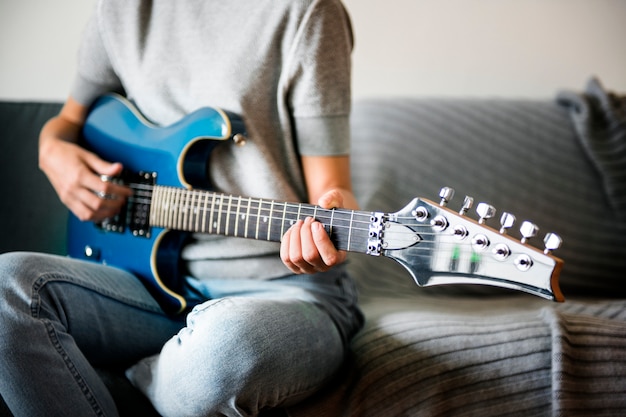 Frau spielt eine E-Gitarre