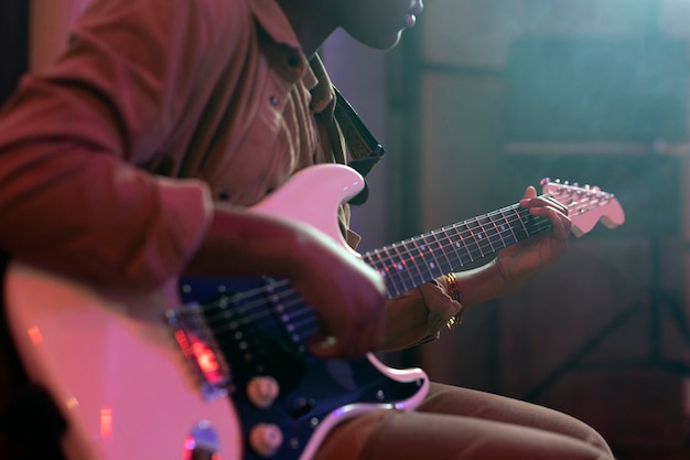 Frau spielt Gitarre bei einer lokalen Veranstaltung