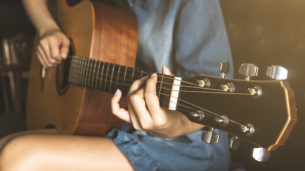 Frau spielt Gitarre