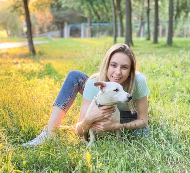 Frau spielt mit einer Hunderasse Jack Russell Terrier