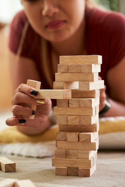 Frau spielt mit Holzsteinen