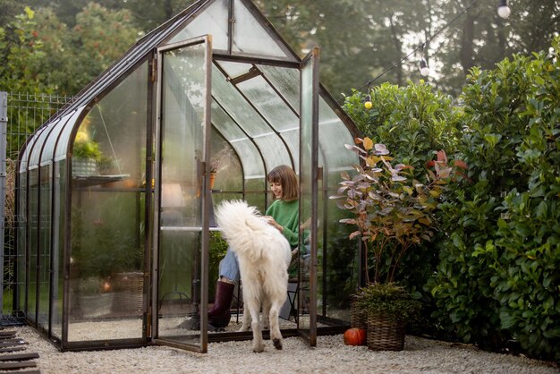 Frau spielt mit ihrem Hund im Garten