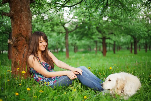 Frau spielt mit ihrem Hund