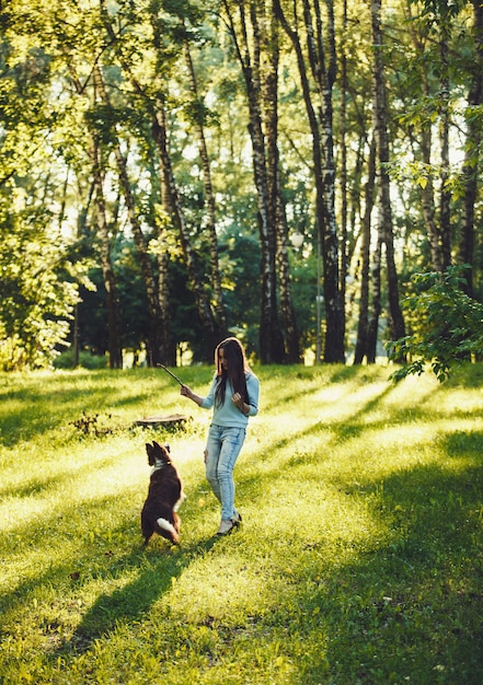 Frau spielt mit ihrem Hund