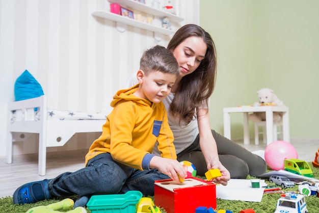 Foto frau spielt mit jungen