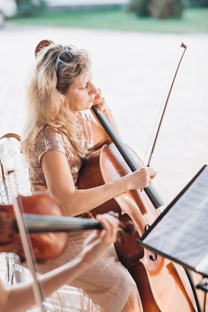 Frau spielt Musikinstrument