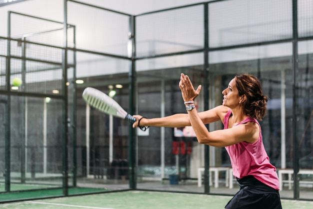 Frau spielt Padel