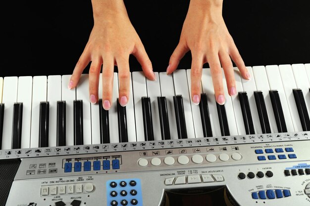 Frau spielt Synthesizer aus nächster Nähe