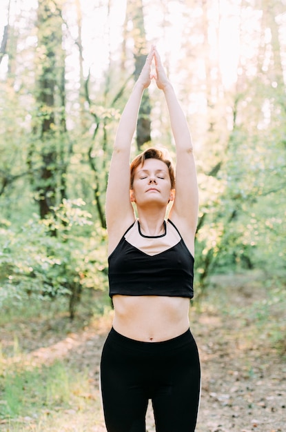 Frau Sport Übung Pilates außerhalb Yoga Komfort