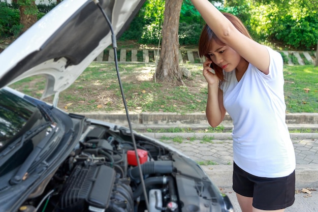 Frau spricht am Telefon, während das Auto steht