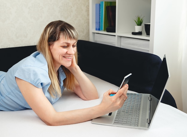 Frau spricht am Telefon