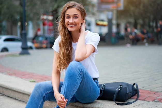 Frau Stadtstraße Sommer sitzen Treppe