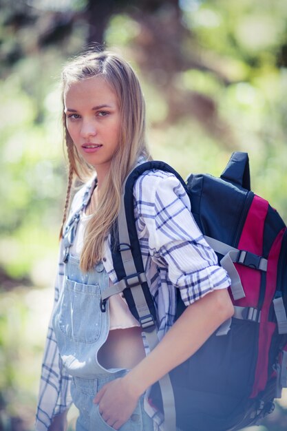 Frau stehend mit Rucksack