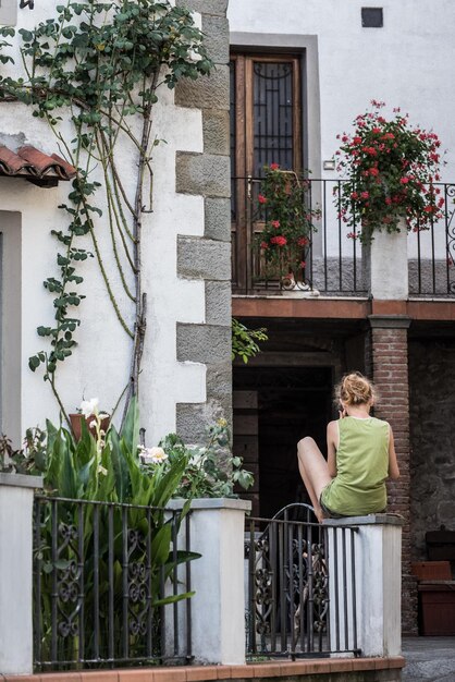 Foto frau steht am fenster