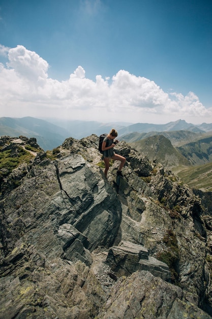Frau steht auf dem Berg gegen den Himmel