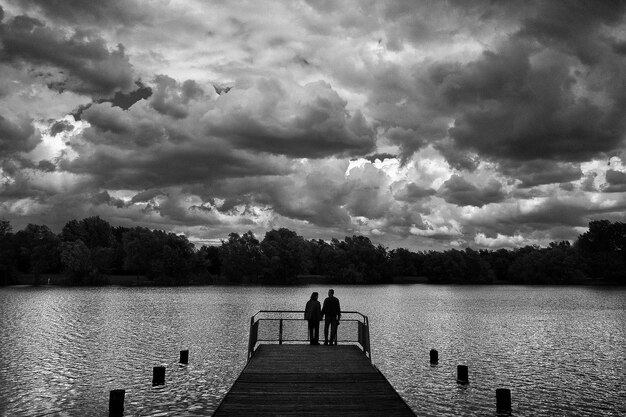 Foto frau steht auf dem pier