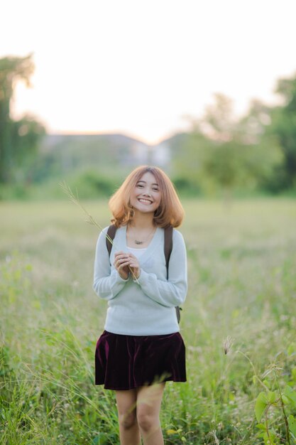 Foto frau steht auf dem spielfeld