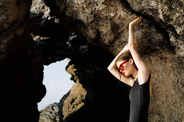 Frau steht auf einem Felsen