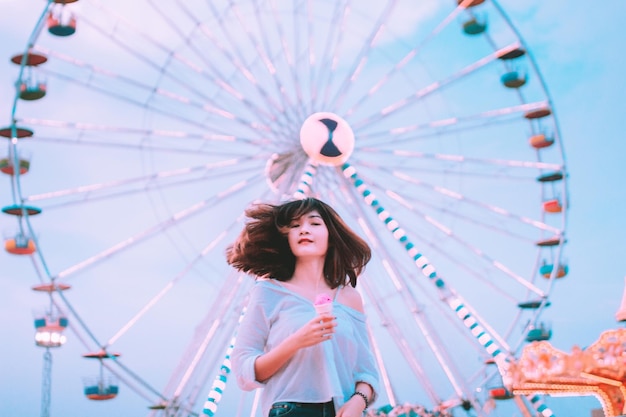 Frau steht gegen das Riesenrad