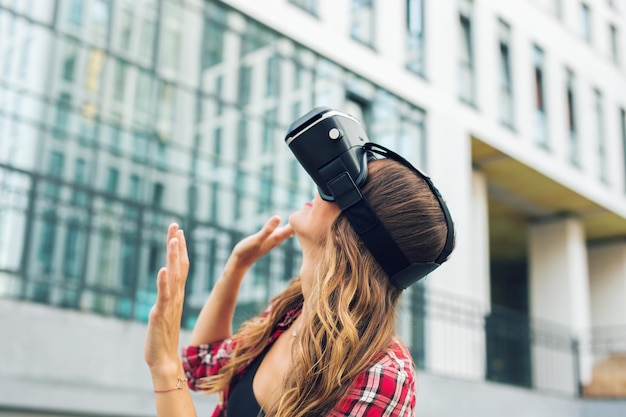 Foto frau steht im freien und trägt ein virtual-reality-headset