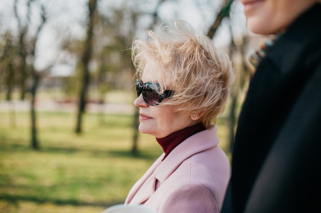 Frau steht im Freien