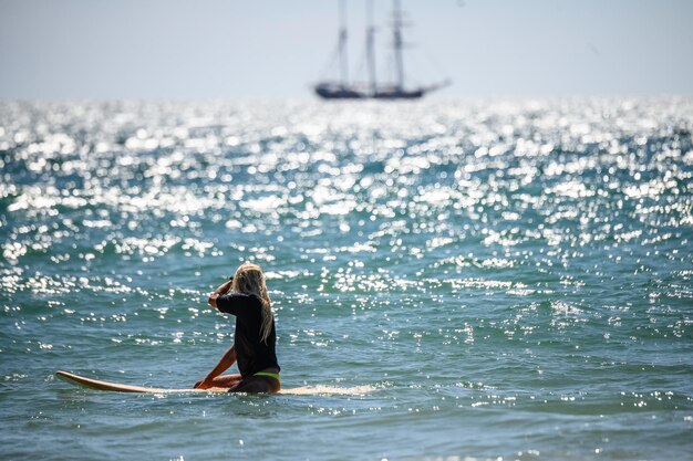 Frau steht im Meer