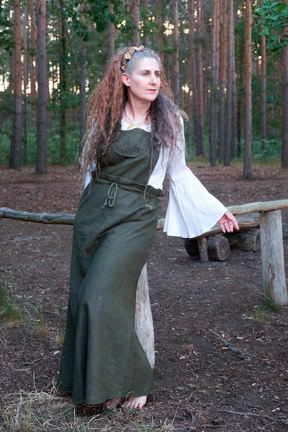 Foto frau steht im wald