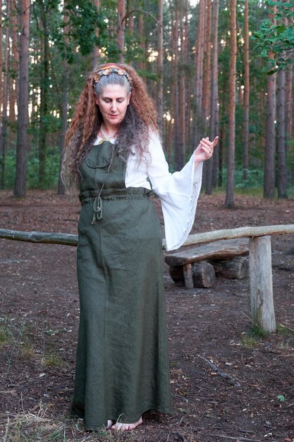 Foto frau steht im wald