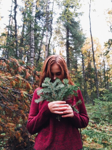 Foto frau steht im wald