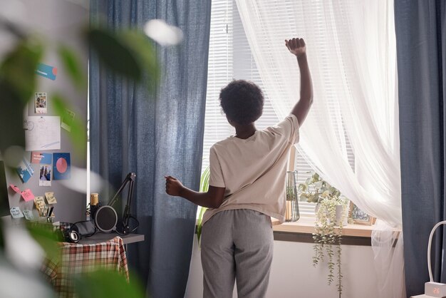 Frau steht im Zimmer