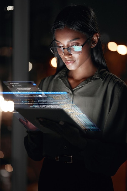 Frau Tablet und Hologramm in der Nacht im Webdesign mit Dashboard-Schnittstelle oder HUD-Anzeige im Büro Weibliche Mitarbeiterin oder Entwicklerin, die spät an futuristischer Technologie oder Code-Overlay arbeitet