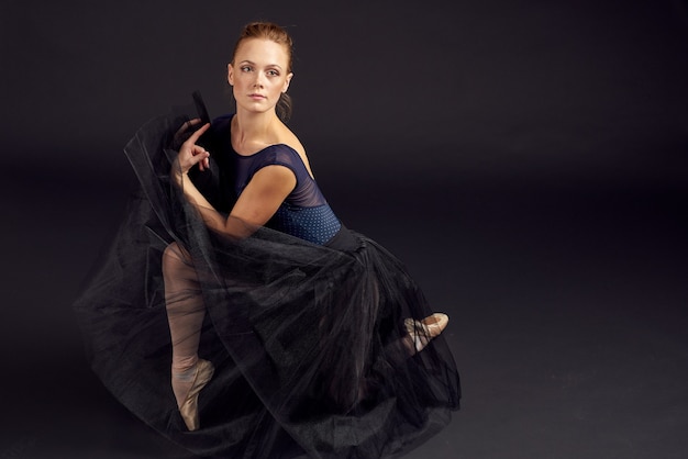 Frau Tänzer Tanz durchgeführt klassischen Stil isolierten Hintergrund. Foto in hoher Qualität