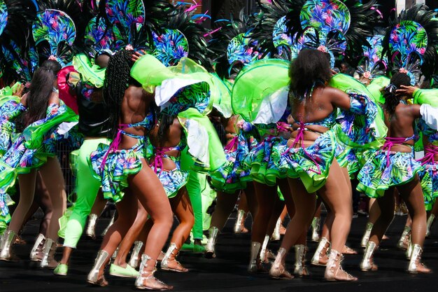 Foto frau tanzt während des karnevals